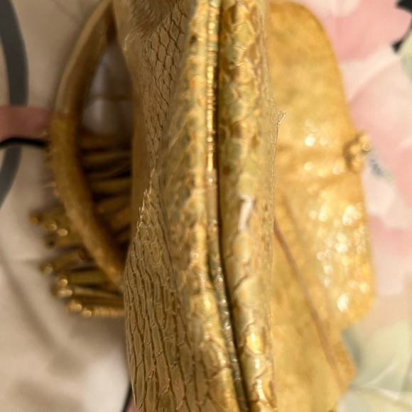 VIETA Gold Crocodile bag with gold metal trimmings & two tassels. Very roomy👌💝 - Picture 3 of 10